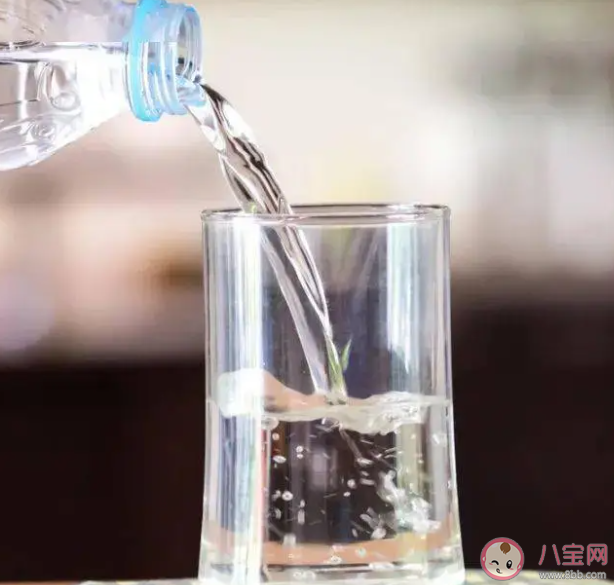 多喝水會(huì)餓的快嗎 水喝多了有利于減肥嗎