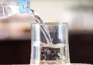 多喝水會餓的快嗎 水喝多了有利于減肥嗎