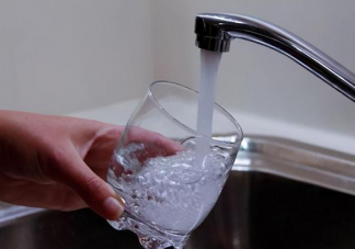 20塊錢一瓶的水是不是智商稅 自來(lái)水加工的瓶裝水能喝嗎