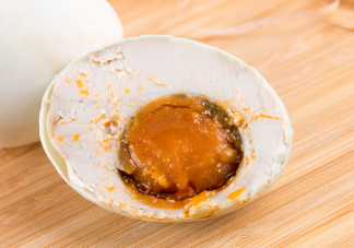 咸鴨蛋是怎么腌制的 吃咸鴨蛋要注意什么