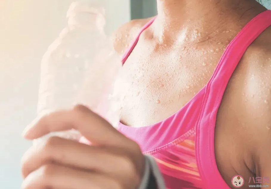 大量出汗后為什么要喝點酸的 出汗后怎樣補充水分