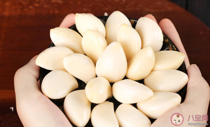 西瓜上放蒜更保鮮嗎 吃不完的西瓜怎么正確保存 西瓜上放蒜更保鮮嗎 吃不完的西瓜怎么正確保存