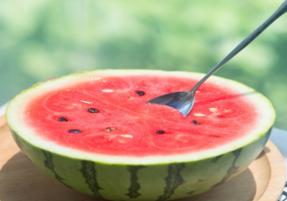 西瓜上放蒜更保鮮嗎 吃不完的西瓜怎么正確保存
