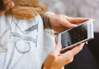 如何科學地躺著玩手機 一天玩多長時間手機最好