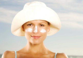 女孩看到床就害怕和過度防曬有關 過度防曬有哪些危害