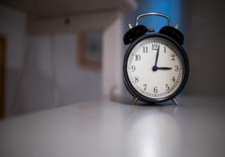 被鬧鐘驚醒和自然睡醒身體狀態有什么不同 如何正確使用鬧鐘降低傷害