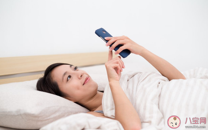 側躺玩手機有什么危害 怎么盡量減輕睡前玩手機的傷害 側躺玩手機有什么危害 怎么盡量減輕睡前玩手機的傷害