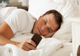 側躺玩手機有什么危害 怎么盡量減輕睡前玩手機的傷害