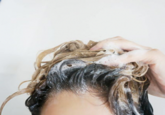 洗完頭不要長時間包頭發 洗完頭沒多久就油了怎么辦