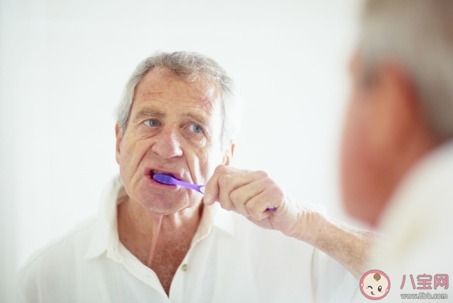 沒牙的老年人還需要做口腔清潔嗎 假牙也需要每天清潔嗎
