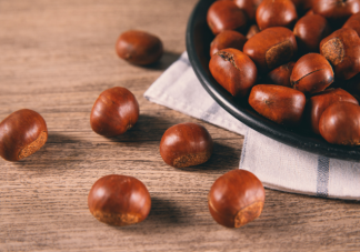 女子吃烤栗子被炸嘴腫得張不開 炒板栗為什么會爆炸