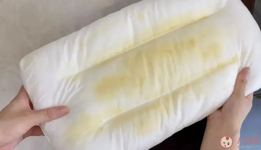 為什么男人睡的枕頭容易黃 枕頭變黃了該怎么清洗 為什么男人睡的枕頭容易黃 枕頭變黃了該怎么清洗