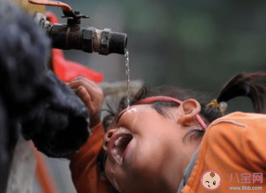 49歲女子愛(ài)喝生水咽喉疼痛長(zhǎng)蛔蟲 生水能不能直接喝