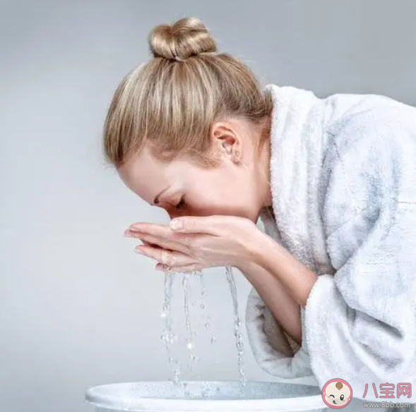 洗臉是用熱水好還是涼水好 不洗臉真的會(huì)讓皮膚變好嗎 洗臉是用熱水好還是涼水好 不洗臉真的會(huì)讓皮膚變好嗎