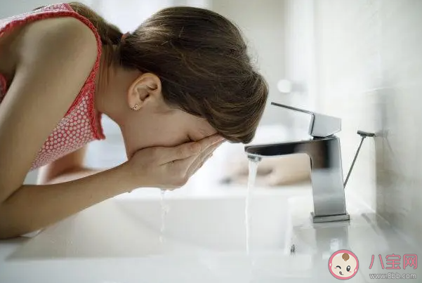 洗臉是用熱水好還是涼水好 不洗臉真的會(huì)讓皮膚變好嗎 洗臉是用熱水好還是涼水好 不洗臉真的會(huì)讓皮膚變好嗎