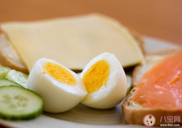 水煮蛋的蛋黃外層為什么是綠色的 水煮蛋一天吃幾個好