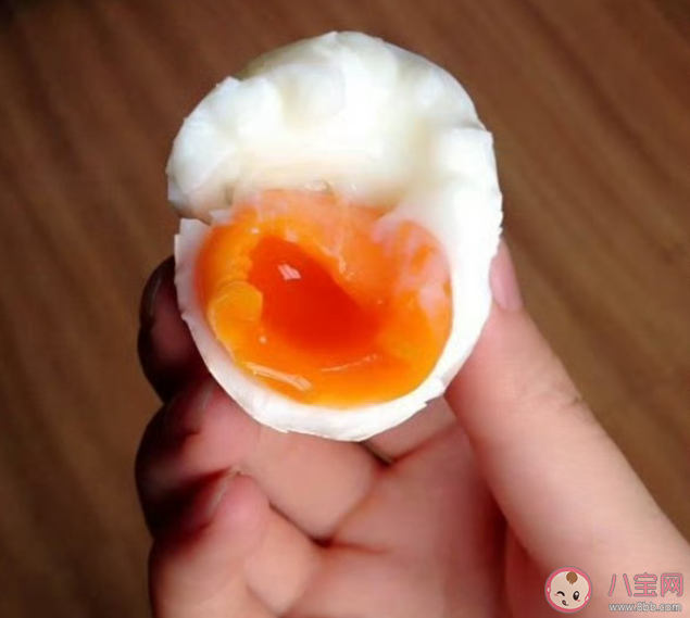 水煮蛋的蛋黃外層為什么是綠色的 水煮蛋一天吃幾個好