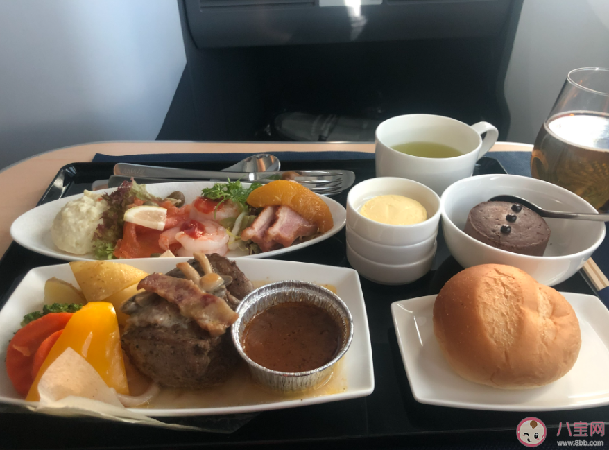 飛機餐為什么難吃還縮水 飛機餐是免費的嗎 飛機餐為什么難吃還縮水 飛機餐是免費的嗎