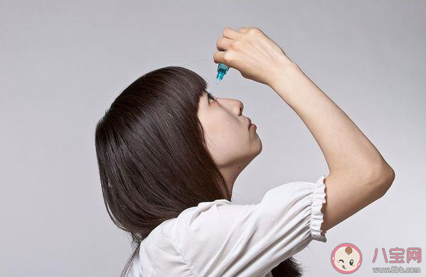為什么滴完眼藥水總會流出來 怎樣滴眼藥水不會流出來 為什么滴完眼藥水總會流出來 怎樣滴眼藥水不會流出來
