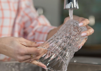 上班前與下班后洗杯子哪個更健康 喝水的杯子要每天都洗嗎