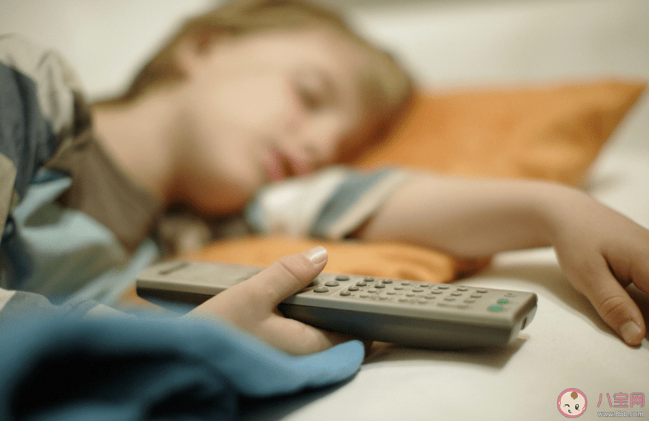 長(zhǎng)期睡前玩手機(jī)會(huì)付出啥代價(jià) 為什么不能睡前玩手機(jī) 長(zhǎng)期睡前玩手機(jī)會(huì)付出啥代價(jià) 為什么不能睡前玩手機(jī)