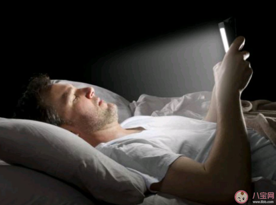 長(zhǎng)期睡前玩手機(jī)會(huì)付出啥代價(jià) 為什么不能睡前玩手機(jī) 長(zhǎng)期睡前玩手機(jī)會(huì)付出啥代價(jià) 為什么不能睡前玩手機(jī)