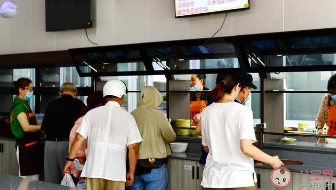 手頭緊的年輕人正在蹭老消費 如何看待年輕人蹭老消費