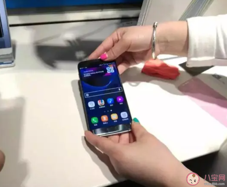 手機貼膜是智商稅嗎 手機到底要不要貼膜