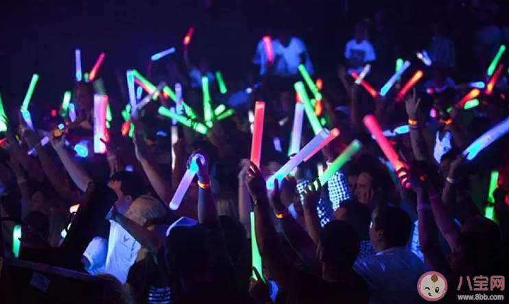 演唱會熒光棒該收費嗎 演唱會熒光棒用完后怎么辦