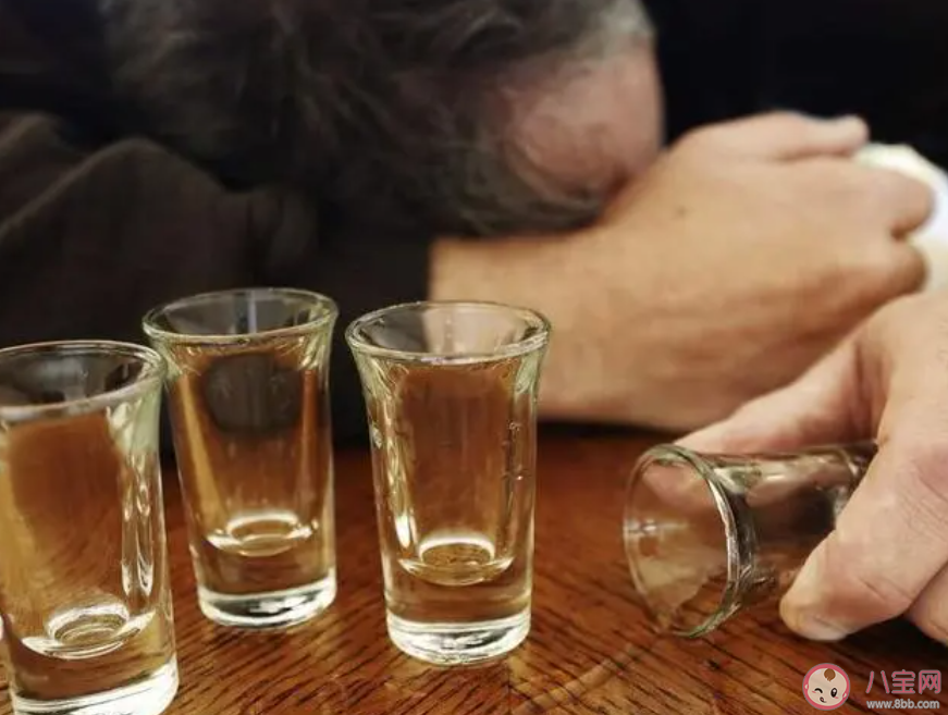 愛(ài)喝酒的人體內(nèi)長(zhǎng)壽因子流失 愛(ài)喝酒會(huì)有哪些危害