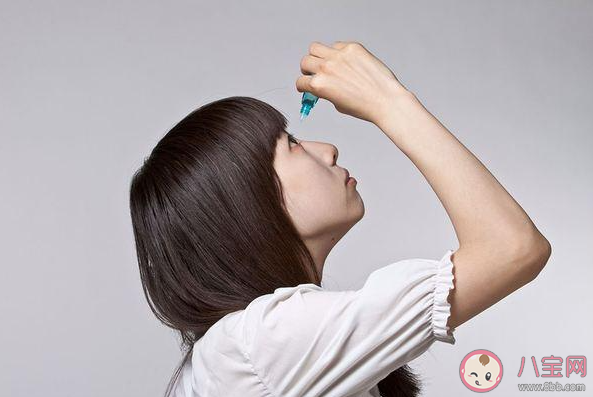 眼藥水不要滴在黑眼球上嗎 滴眼藥水后能不能眨眼 眼藥水不要滴在黑眼球上嗎 滴眼藥水后能不能眨眼