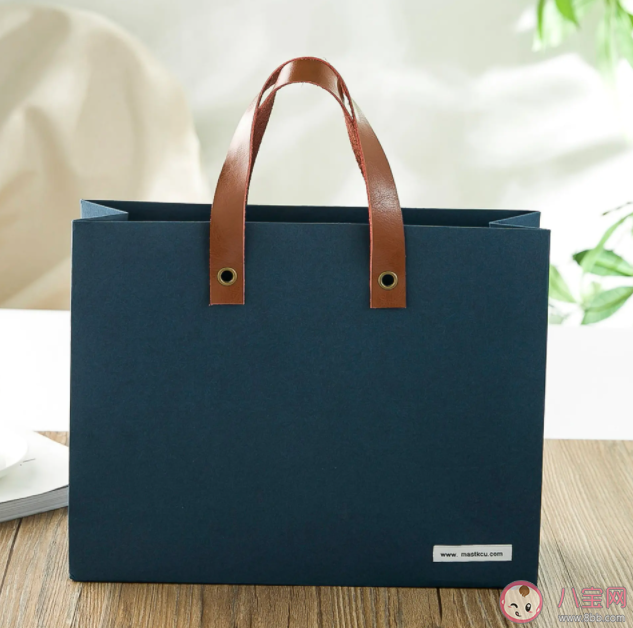 為什么有些年輕人上班不帶包 女生出門不愛背包了嗎 為什么有些年輕人上班不帶包 女生出門不愛背包了嗎