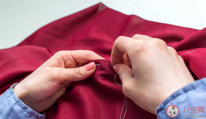 為什么縫補時用針在頭皮劃一下 現在還有人用針縫衣服嗎 為什么縫補時用針在頭皮劃一下 現在還有人用針縫衣服嗎