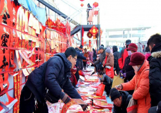 第一批回家過年的人開始趕大集了 過年要準備哪些年貨
