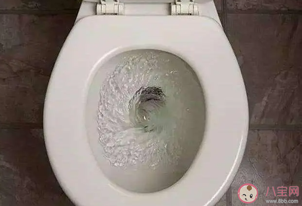 女子半夜上廁所發(fā)現(xiàn)馬桶結(jié)冰是怎么回事 馬桶結(jié)冰了該怎么辦