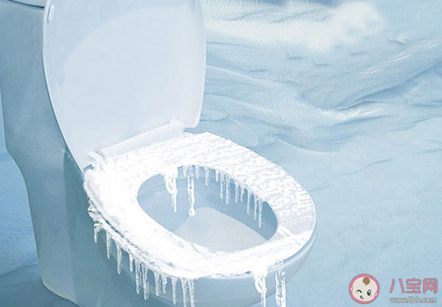 女子半夜上廁所發(fā)現(xiàn)馬桶結(jié)冰是怎么回事 馬桶結(jié)冰了該怎么辦