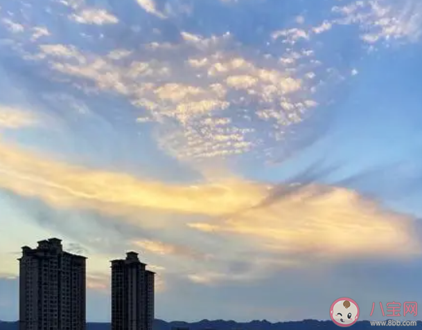 你說(shuō)翻越那座天空會(huì)有誰(shuí)在等著我是什么歌 《會(huì)開(kāi)花的云》歌詞歌曲介紹