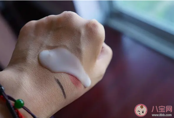 為什么臉這么油手卻這么干 臉部出油多如何清潔保濕 為什么臉這么油手卻這么干 臉部出油多如何清潔保濕