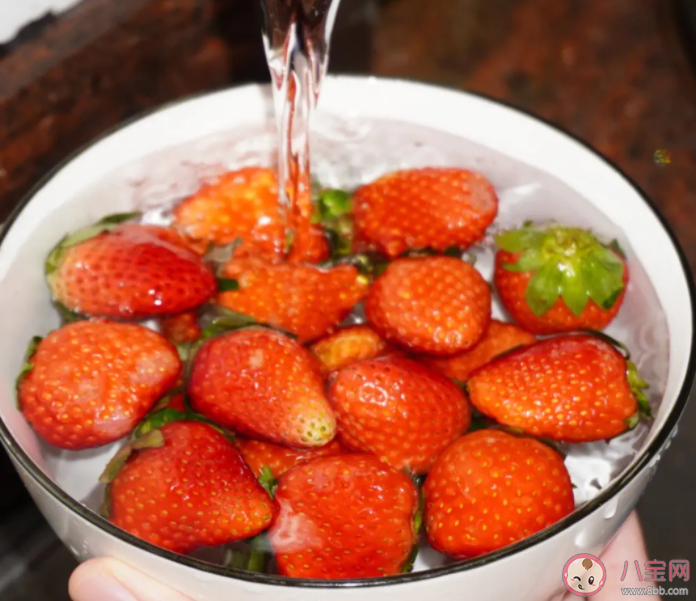 洗草莓一定不要摘草莓蒂嗎 草莓吃了有什么好處 洗草莓一定不要摘草莓蒂嗎 草莓吃了有什么好處