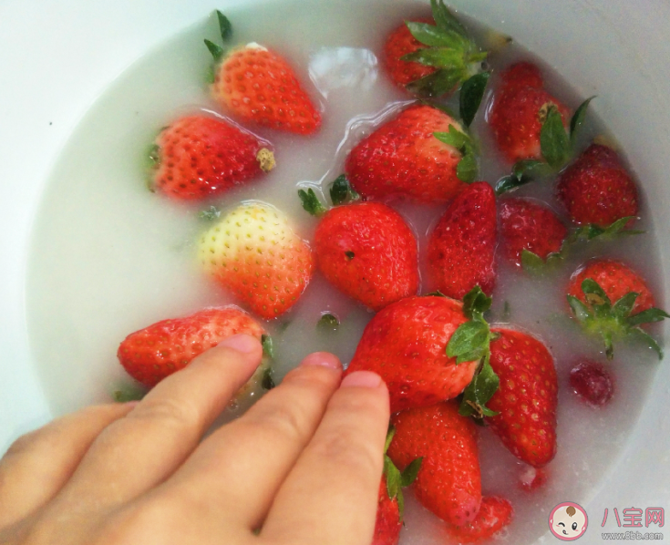 洗草莓一定不要摘草莓蒂嗎 草莓吃了有什么好處 洗草莓一定不要摘草莓蒂嗎 草莓吃了有什么好處