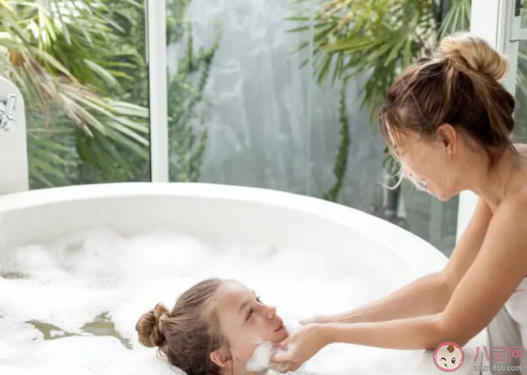 2歲女童和媽媽洗澡后感染婦科病 孩子要不要和大人一起洗澡