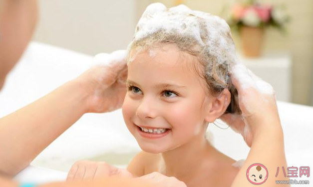 2歲女童和媽媽洗澡后感染婦科病 孩子要不要和大人一起洗澡