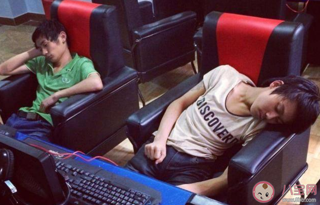 為什么網吧老板不會趕走蹭睡的人 如何看待在網吧蹭睡的人 為什么網吧老板不會趕走蹭睡的人 如何看待在網吧蹭睡的人