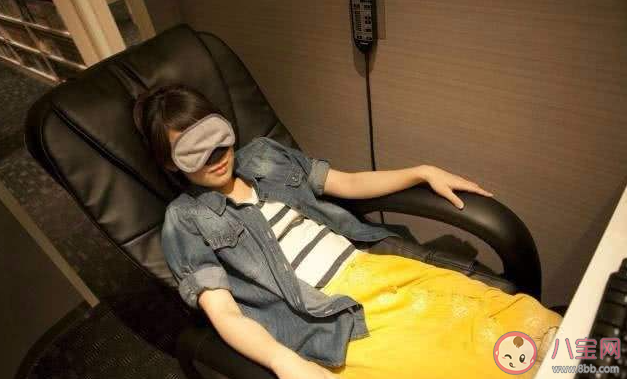 為什么網吧老板不會趕走蹭睡的人 如何看待在網吧蹭睡的人 為什么網吧老板不會趕走蹭睡的人 如何看待在網吧蹭睡的人