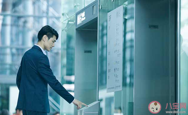 日常如何安全乘坐電梯 被困電梯了該怎么辦