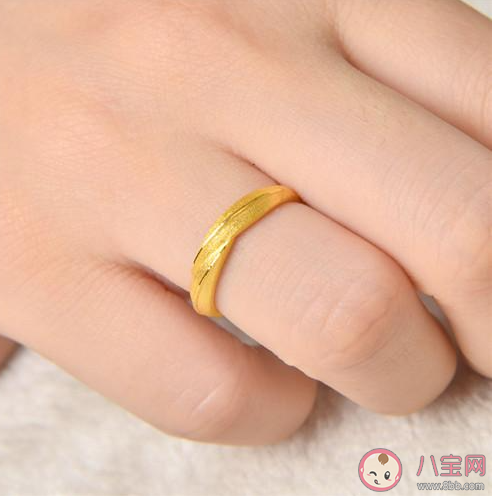 發(fā)現(xiàn)金戒指褪色竟救自己一命是怎么回事 金戒指為什么會褪色 發(fā)現(xiàn)金戒指褪色竟救自己一命是怎么回事 金戒指為什么會褪色