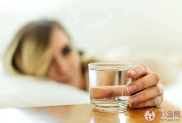 沒蓋杯蓋的隔夜水不能喝嗎 隔夜水喝了有什么影響