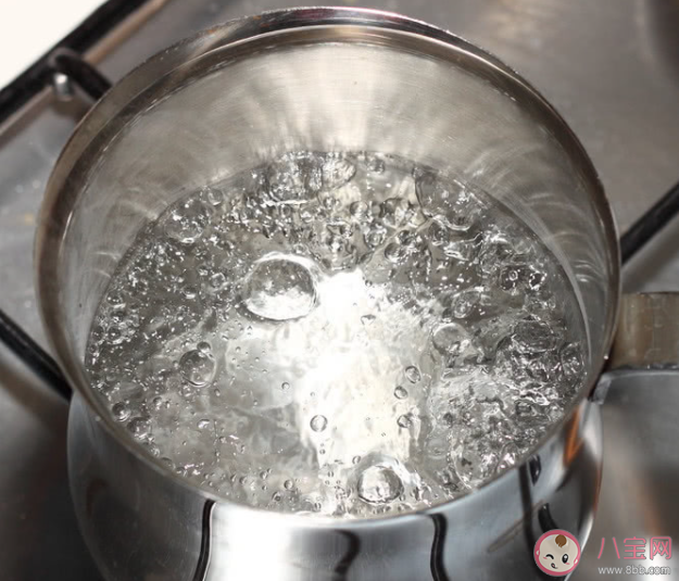 沒蓋杯蓋的隔夜水不能喝嗎 隔夜水喝了有什么影響