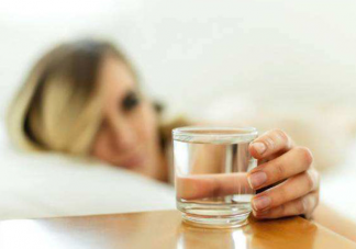 沒蓋杯蓋的隔夜水不能喝嗎 隔夜水喝了有什么影響