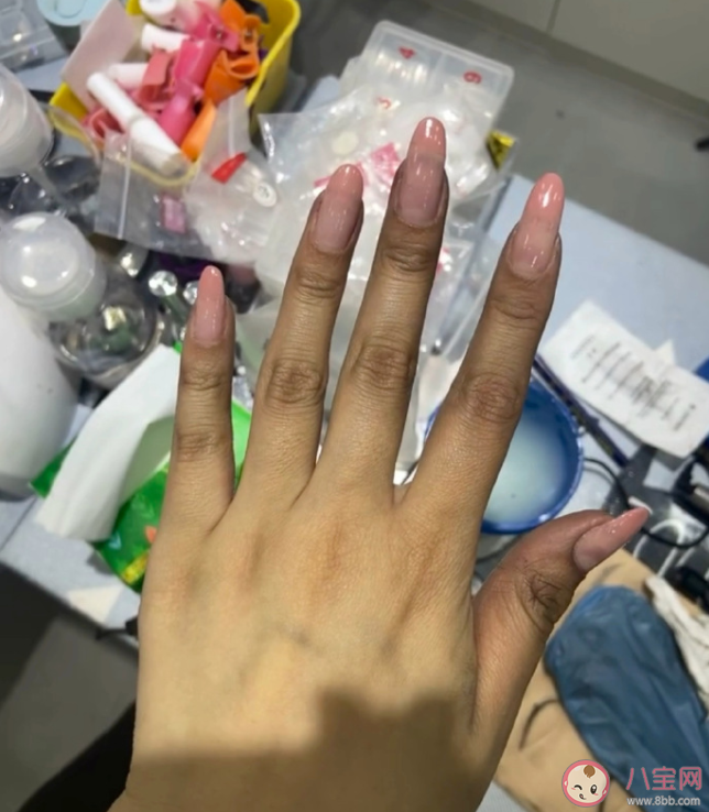 頻繁做美甲會導致手變黑嗎 為什么不要經常做美甲